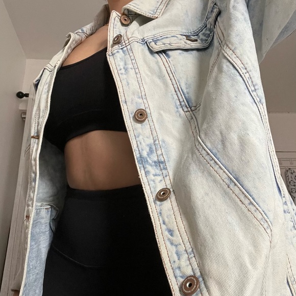 Jean jacket from Fashionnova. Never worn. Fits too big - Picture 1 of 4